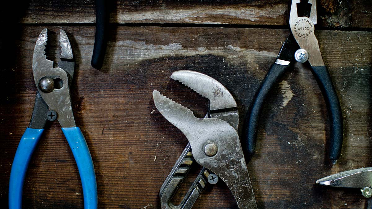 herramientas, llave inglesa, alicates, martillo, todo con mangos azules